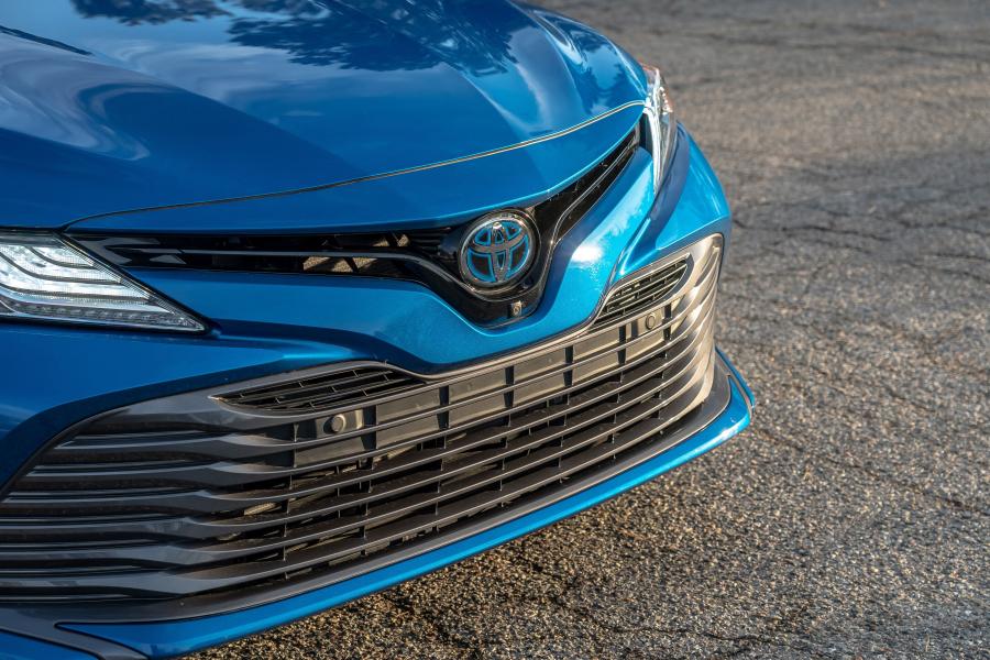 Детали экстерьера Toyota Camry Hybrid XLE 2017 года  (NA) (фото 31 из 40)